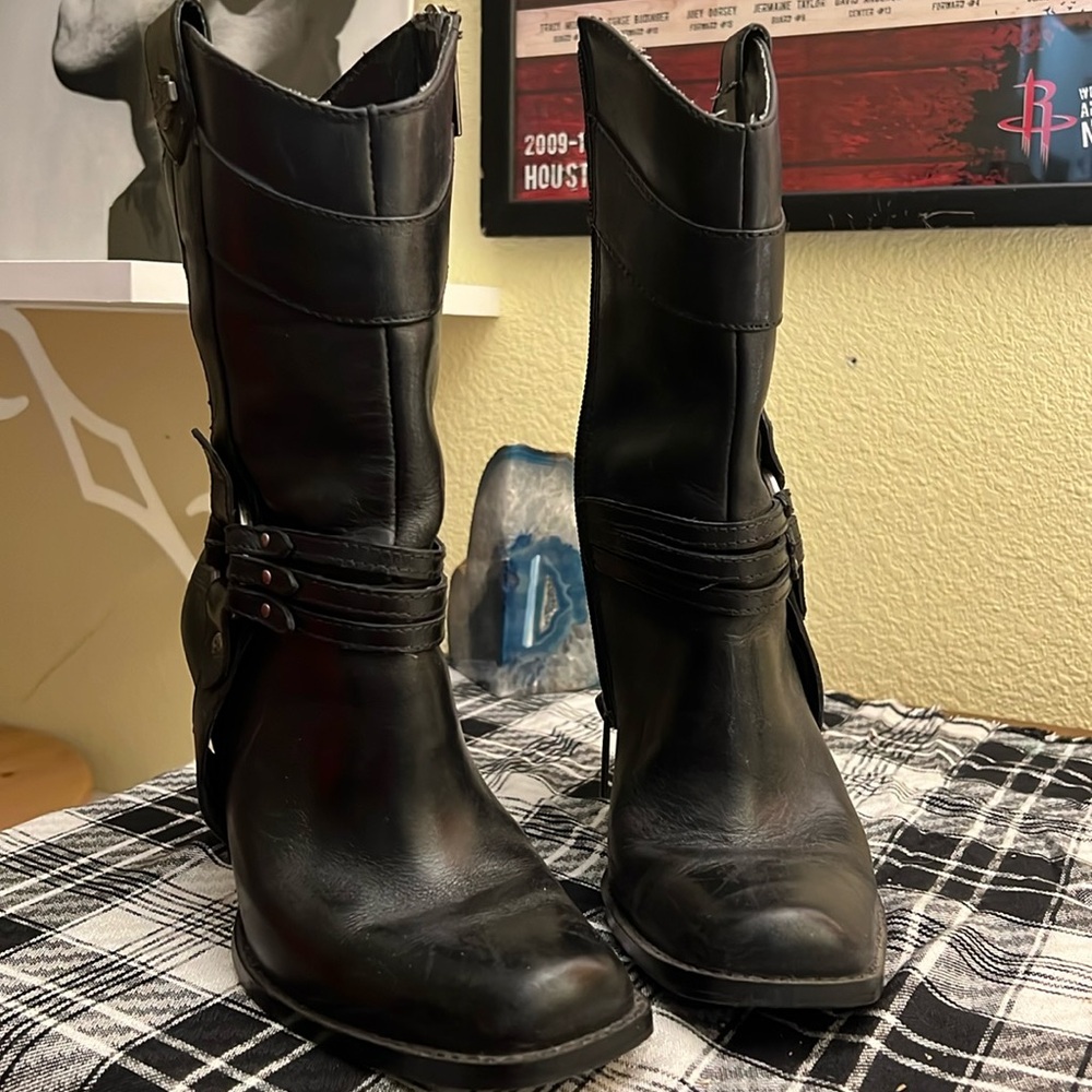 COPY - HARLEY DAVIDSON black leather woman boots. Sz.6.5 . Has a sign of wears.